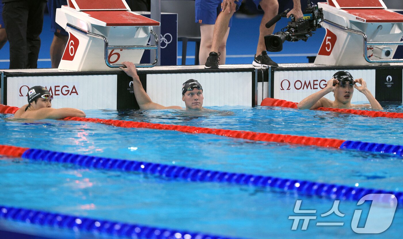 본문 이미지 - 대한민국 경영 대표팀 황선우, 김우민 선수가 29일&#40;한국시간&#41; 프랑스 파리 라 데팡스 아레나에서 열린 남자 200m 자유형 준결승 경기를 마친 뒤 기록을 확인하고 있다. 황선우는 1분 45.92초로 9위, 김우민은 1분 46.58초로 12위를 기록하며 결선 진출에 고배를 마셨다. 2024.7.29/뉴스1 ⓒ News1 박정호 기자