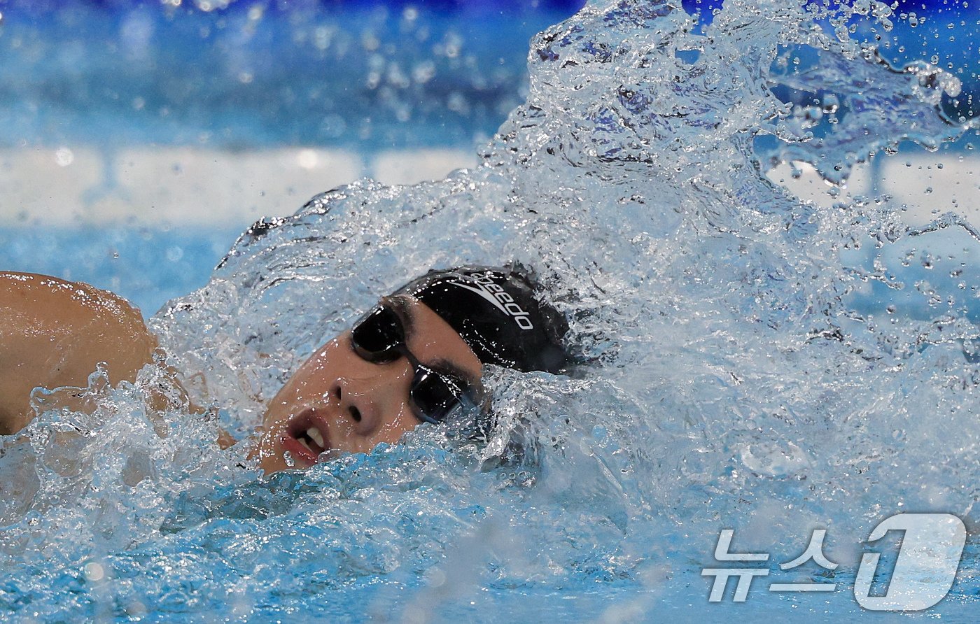 본문 이미지 - 대한민국 수영대표팀 황선우 선수가 29일(한국시간) 프랑스 파리 라 데팡스 아레나에서 열린 남자 200m 자유형 준결승 경기에서 역영을 펼치고 있다. 황선우는 1분 45.92초로 9위, 김우민은 1분 46.58초로 12위를 기록하며 결선 진출에 고배를 마셨다. 2024.7.29/뉴스1 ⓒ News1 박정호 기자