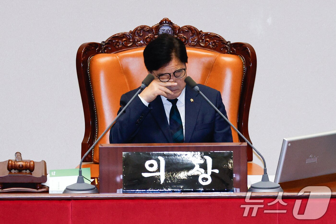 본문 이미지 - 우원식 국회의장이 29일 오전 서울 여의도 국회 본회의장에서 방송문화진흥회법(방문진법) 개정안 관련 김재원 조국혁신당 의원의 무제한 토론(필리버스터) 사회를 보던 중 눈가를 비비고 있다. 2024.7.29/뉴스1 ⓒ News1 안은나 기자