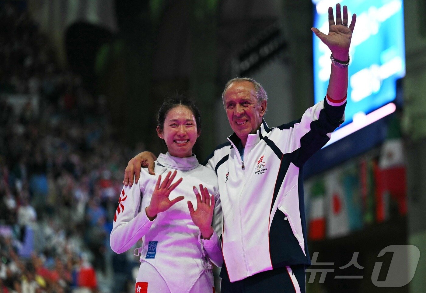 본문 이미지 - 홍콩의 비비안 콩이 2024년 7월27일 파리 그랑 팔레에서 열린 2024 파리 올림픽 여자 에페 개인 결승전에서 승리한 뒤 세레모니를 하고 있다. ⓒ AFP=뉴스1 ⓒ News1 김지현 기자