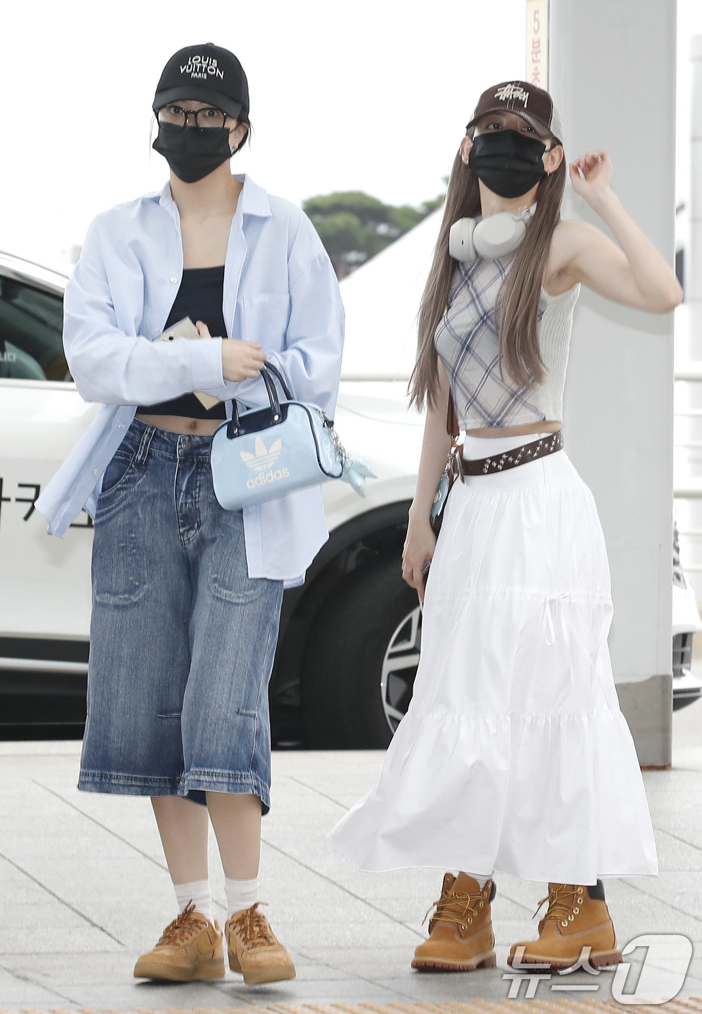 (인천공항=뉴스1) 권현진 기자 = 르세라핌 김채원과 사쿠라(오른쪽)가 해외 일정을 위해 29일 인천국제공항에 도착해 일본 후쿠오카로 출국하고 있다. 2024.7.29/뉴스1