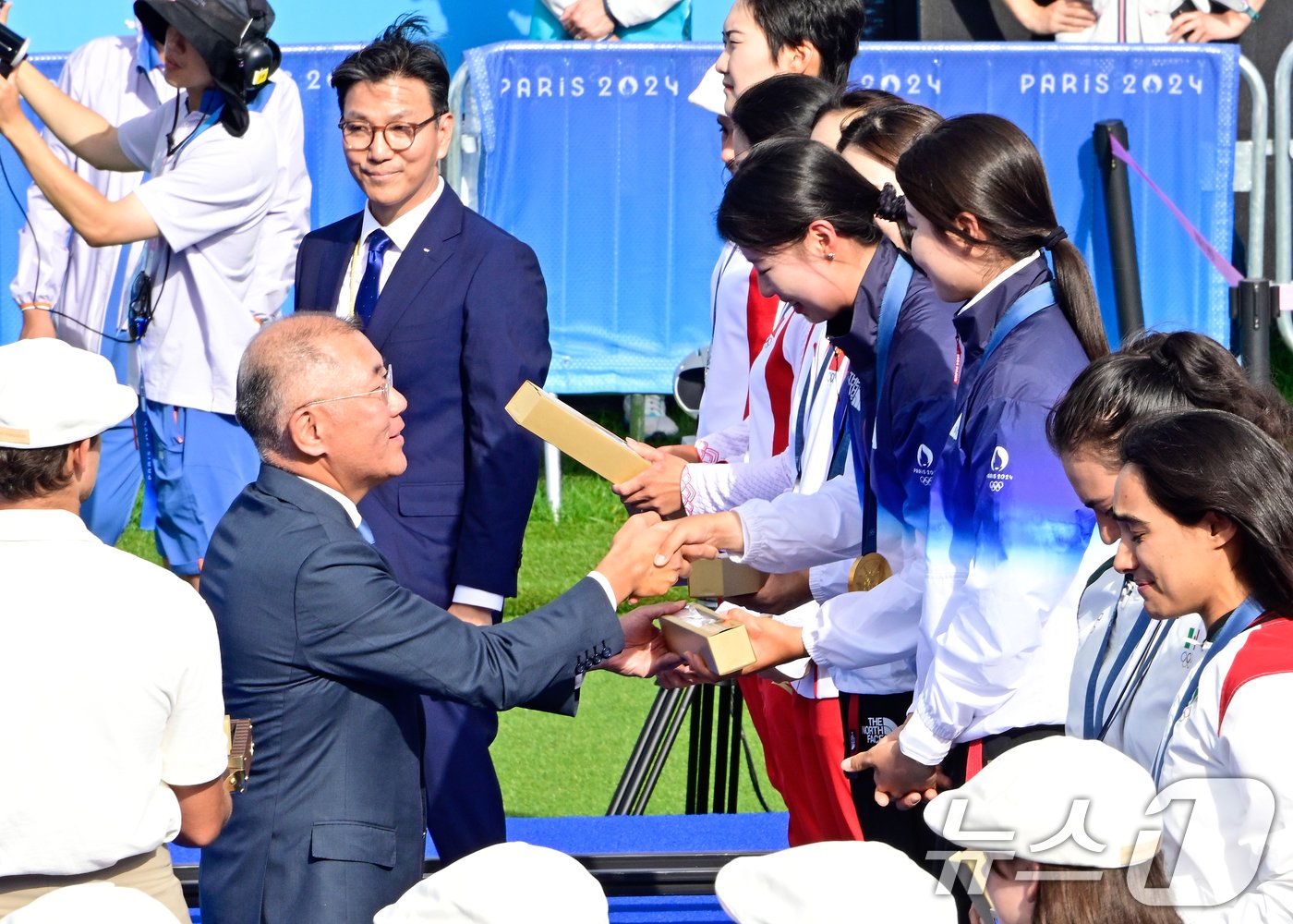 정의선 현대차그룹 회장이 28일&#40;현지시간&#41; 2024파리올림픽 양궁 여자 단체전 경기에서 금메달 획득 한 대표팀에게 시상을 하고 있다. &#40;대한양궁협회 제공&#41; 2024.7.29/뉴스1