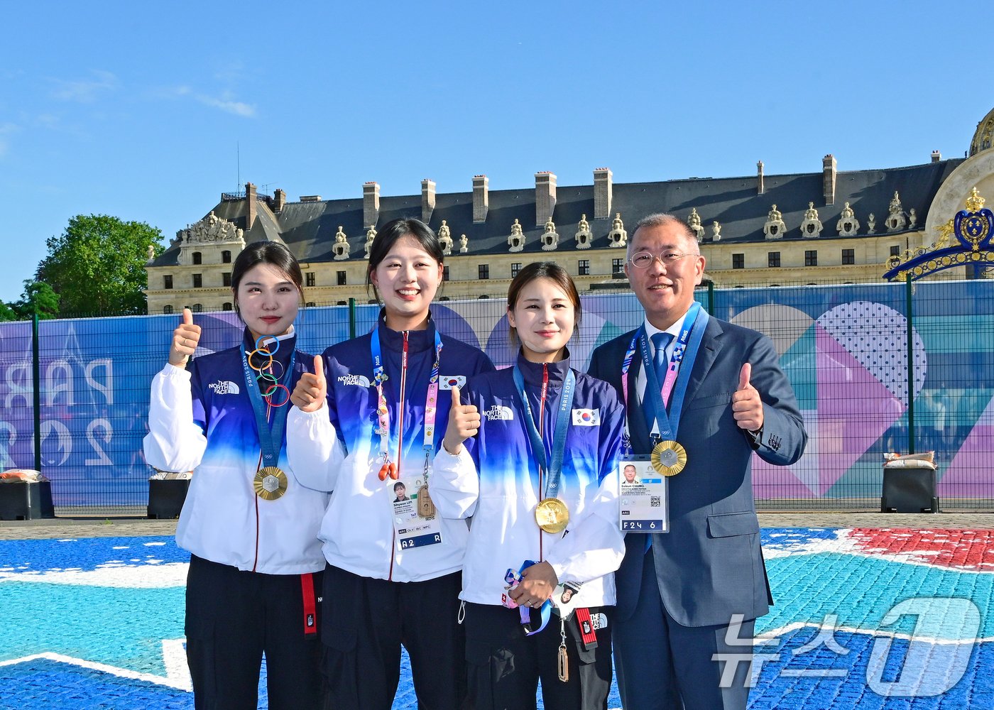 정의선 현대차그룹 회장이 28일&#40;현지시간&#41; 2024파리올림픽 양궁 여자 단체전 경기에서 금메달을 획득한 대표팀 선수들과 기념촬영을 하고 있다. &#40;대한양궁협회 제공&#41; 2024.7.29/뉴스1