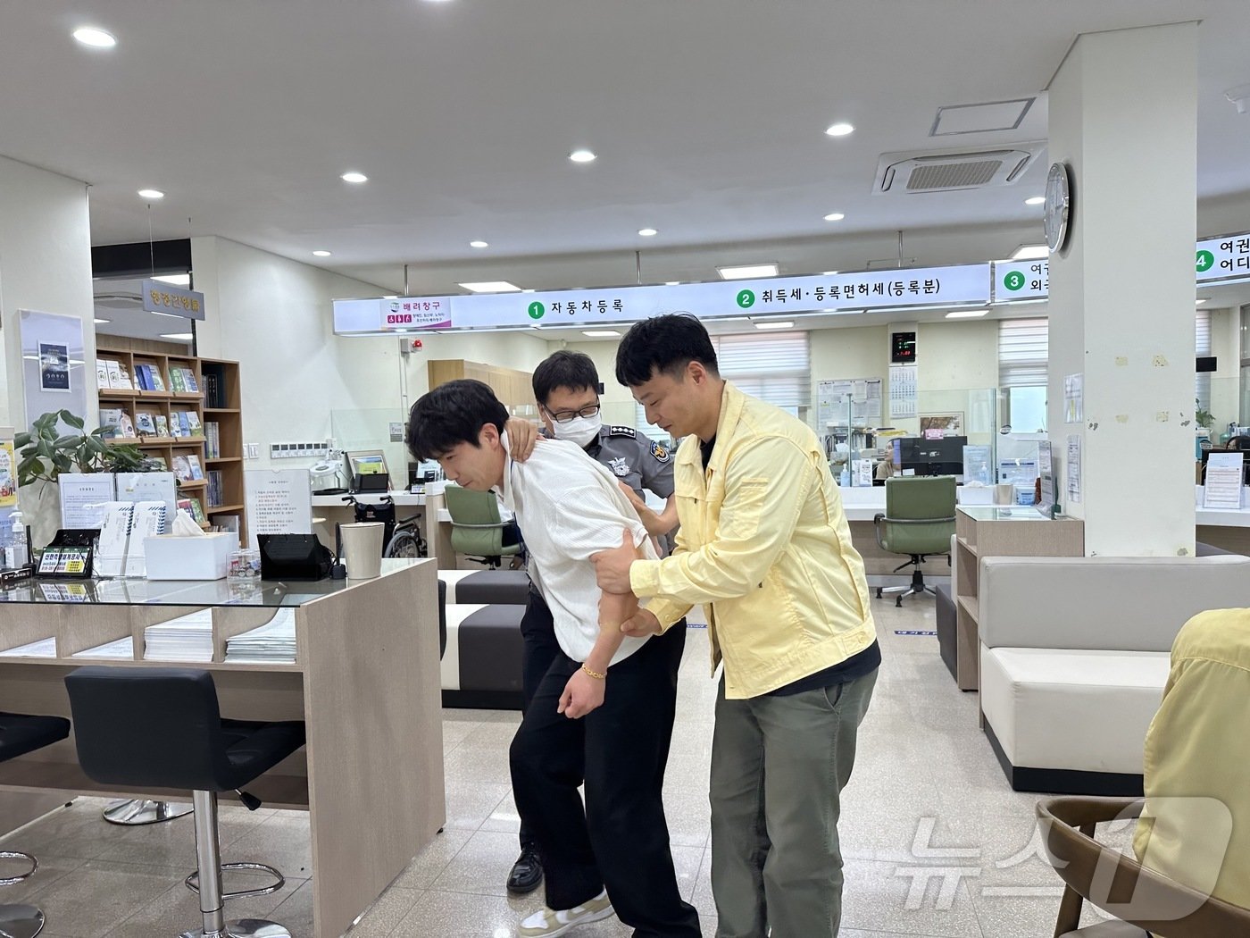 본문 이미지 - 보은군은 지난 26일 군청 민원실에서  '하반기 특이 민원 발생 비상 대응 모의훈련'을 했다. 사진은 특이 민원인을 제압하는 장면  (보은군 제공) /뉴스1 