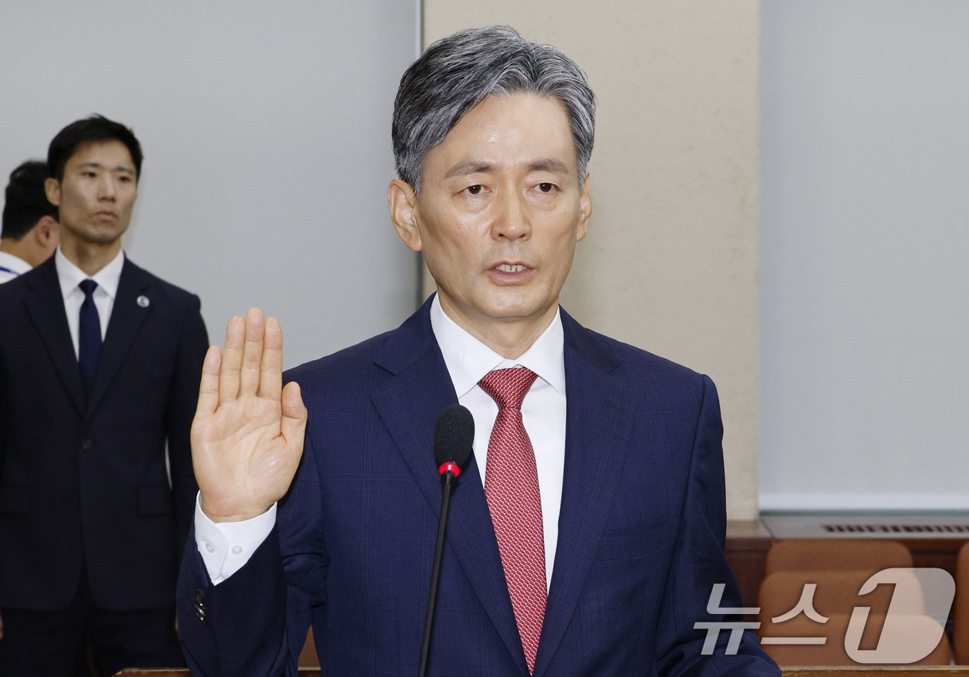 본문 이미지 - 조지호 경찰청장 후보자가 29일 오전 서울 여의도 국회 행정안전위원회에서 열린 인사청문회에서 선서하고 있다. 2024.7.29/뉴스1 ⓒ News1 안은나 기자