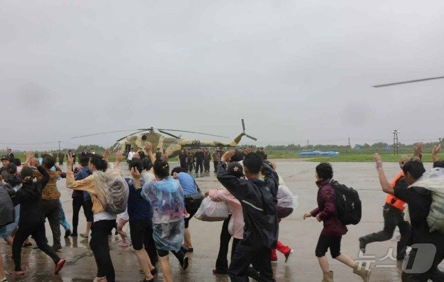 본문 이미지 - (평양 노동신문=뉴스1) =구조 지휘를 한 김정은 총비서에게 환호하는 주민들. [국내에서만 사용가능. 재배포 금지. DB 금지. For Use Only in the Republic of Korea. Redistribution Prohibited] rodongphoto@news1.kr