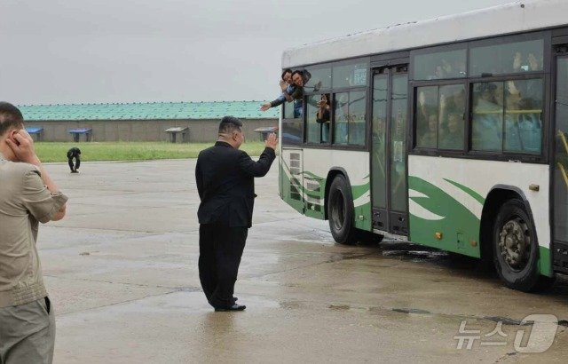 &#40;평양 노동신문=뉴스1&#41; =구조된 주민들에게 손을 흔드는 김정은 총비서. [국내에서만 사용가능. 재배포 금지. DB 금지. For Use Only in the Republic of Korea. Redistribution Prohibited] rodongphoto@news1.kr