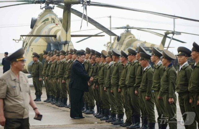 본문 이미지 - (평양 노동신문=뉴스1) =구조 활동에 동원된 장병들에게 인사하는 김정은 총비서. [국내에서만 사용가능. 재배포 금지. DB 금지. For Use Only in the Republic of Korea. Redistribution Prohibited] rodongphoto@news1.kr