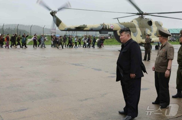 본문 이미지 - (평양 노동신문=뉴스1) =구조된 주민들을 바라보는 김정은 총비서. [국내에서만 사용가능. 재배포 금지. DB 금지. For Use Only in the Republic of Korea. Redistribution Prohibited] rodongphoto@news1.kr