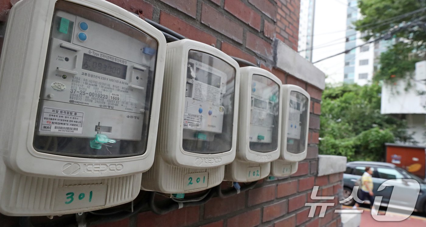 본문 이미지 - 서울 종로구 거리의 전력량계.  ⓒ News1 이승배 기자