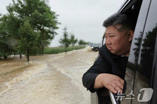 본문 이미지 - (평양 노동신문=뉴스1) =심각한 표정으로 수해 지역을 둘러보는 김정은 총비서. [국내에서만 사용가능. 재배포 금지. DB 금지. For Use Only in the Republic of Korea. Redistribution Prohibited] rodongphoto@news1.kr