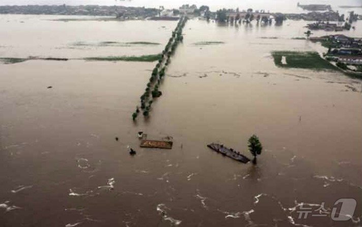 본문 이미지 - (평양 노동신문=뉴스1) =북한 노동당 기관지 노동신문은 29일 김정은 노동당 총비서가 28일 평안북도 신의주시와 의주군의 큰물(홍수) 피해 현장을 직접 방문해 집중 폭우에 의한 재해 현장과 재해 예측지역의 주민 구조 및 대피 사업을 직접 지휘했다고 보도했다. [국내에서만 사용가능. 재배포 금지. DB 금지. For Use Only in the Republic of Korea. Redistribution Prohibited] rodongphoto@news1.kr