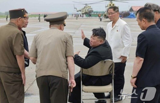 본문 이미지 - (평양 노동신문=뉴스1) =심각한 표정으로 구조 지시를 하는 김정은 총비서. [국내에서만 사용가능. 재배포 금지. DB 금지. For Use Only in the Republic of Korea. Redistribution Prohibited] rodongphoto@news1.kr