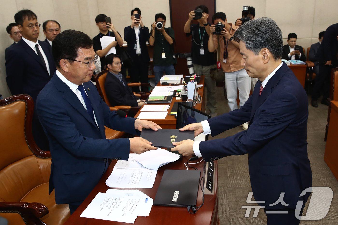 조지호 경찰청장 후보자가 29일 오전 서울 여의도 국회 행정안전위원회 전체회의장에서 열린 인사청문회에서 신정훈 위원장에게 선서문을 전달하고 있다. 2024.7.29/뉴스1 ⓒ News1 이광호 기자