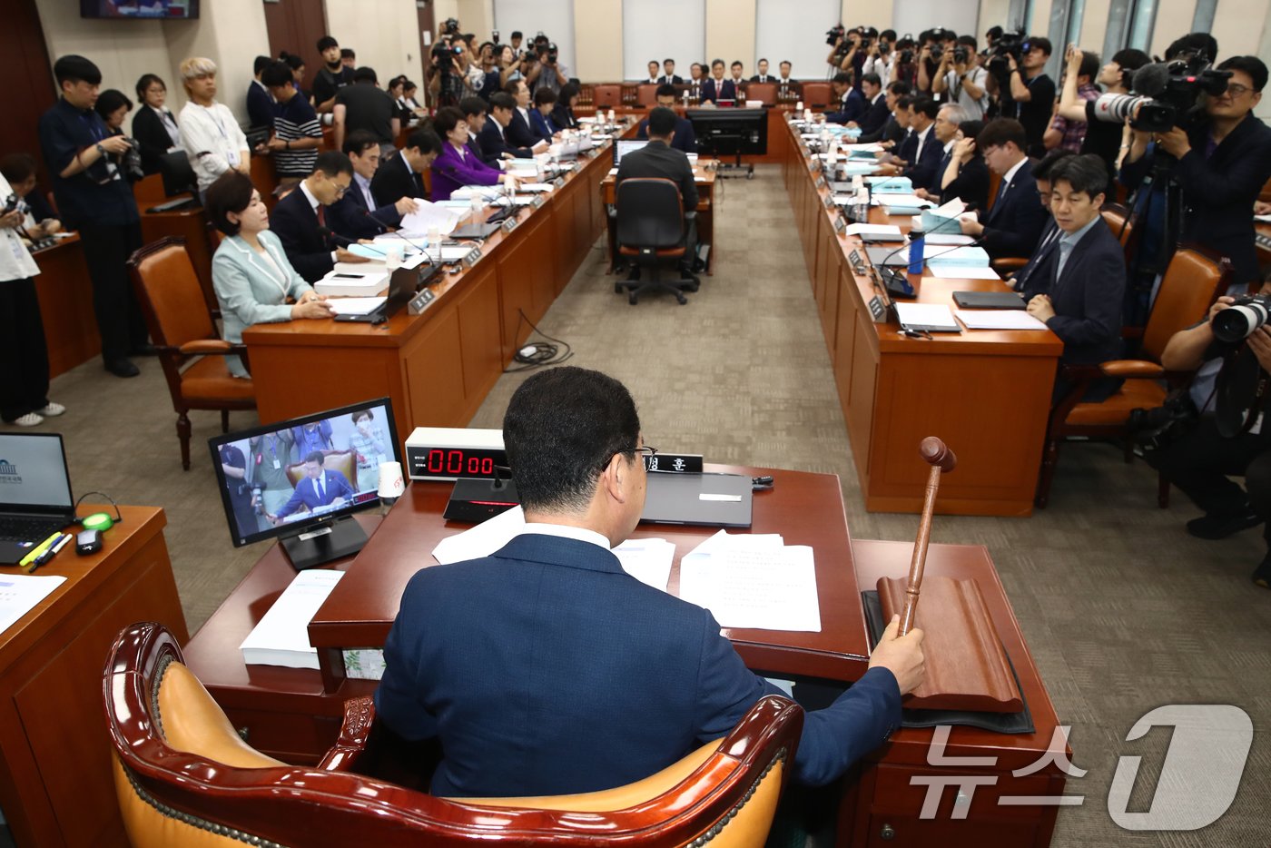 본문 이미지 - 신청훈 행안위원장이 29일 오전 서울 여의도 국회 행정안전위원회 전체회의장에서 열린 조지호 경찰청장 후보자에 대한 인사청문회에서 의사봉을 두드리고 있다. 2024.7.29/뉴스1 ⓒ News1 이광호 기자