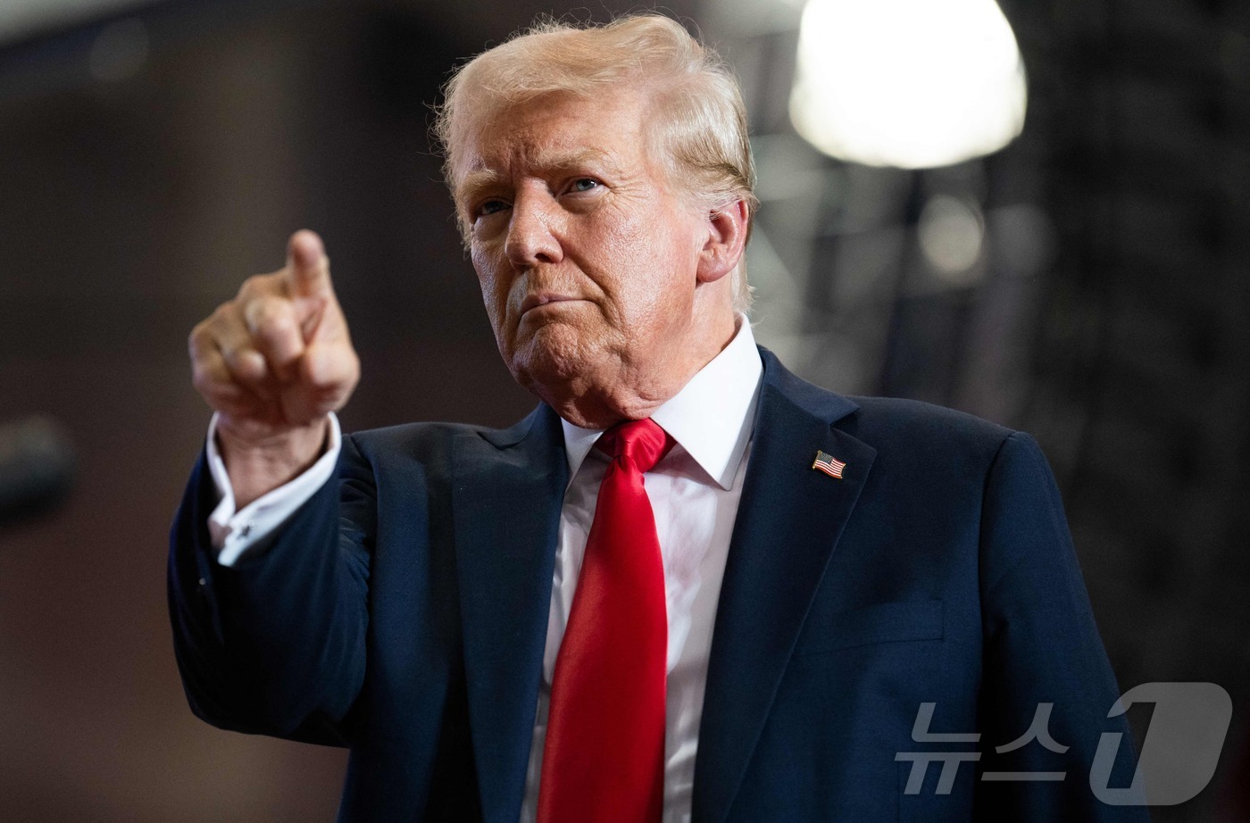 (세인트 클라우드 AFP=뉴스1) 김종훈 기자 = 27일(현지시간) 공화당 대선 후보 도널드 트럼프 전 미국 대통령이 미네소타주 세인트 클라우드에 유세를 위해 도착한 모습. 202 …