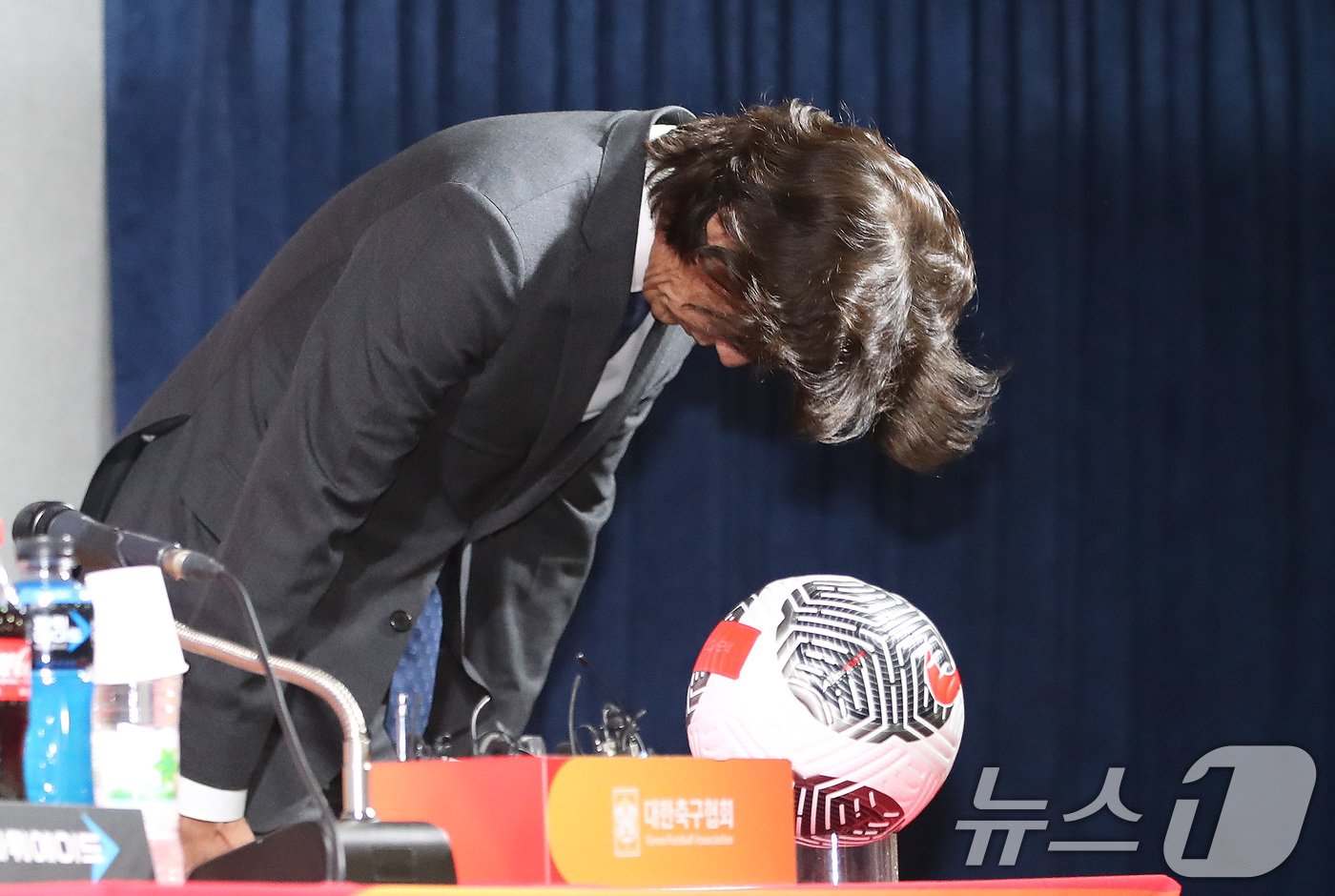 홍명보 대한민국 축구 국가대표팀 감독이 29일 오전 서울 종로구 신문로 축구회관에서 열린 취임 기자회견에서 고개 숙여 인사하고 있다. 2024.7.29/뉴스1 ⓒ News1 임세영 기자