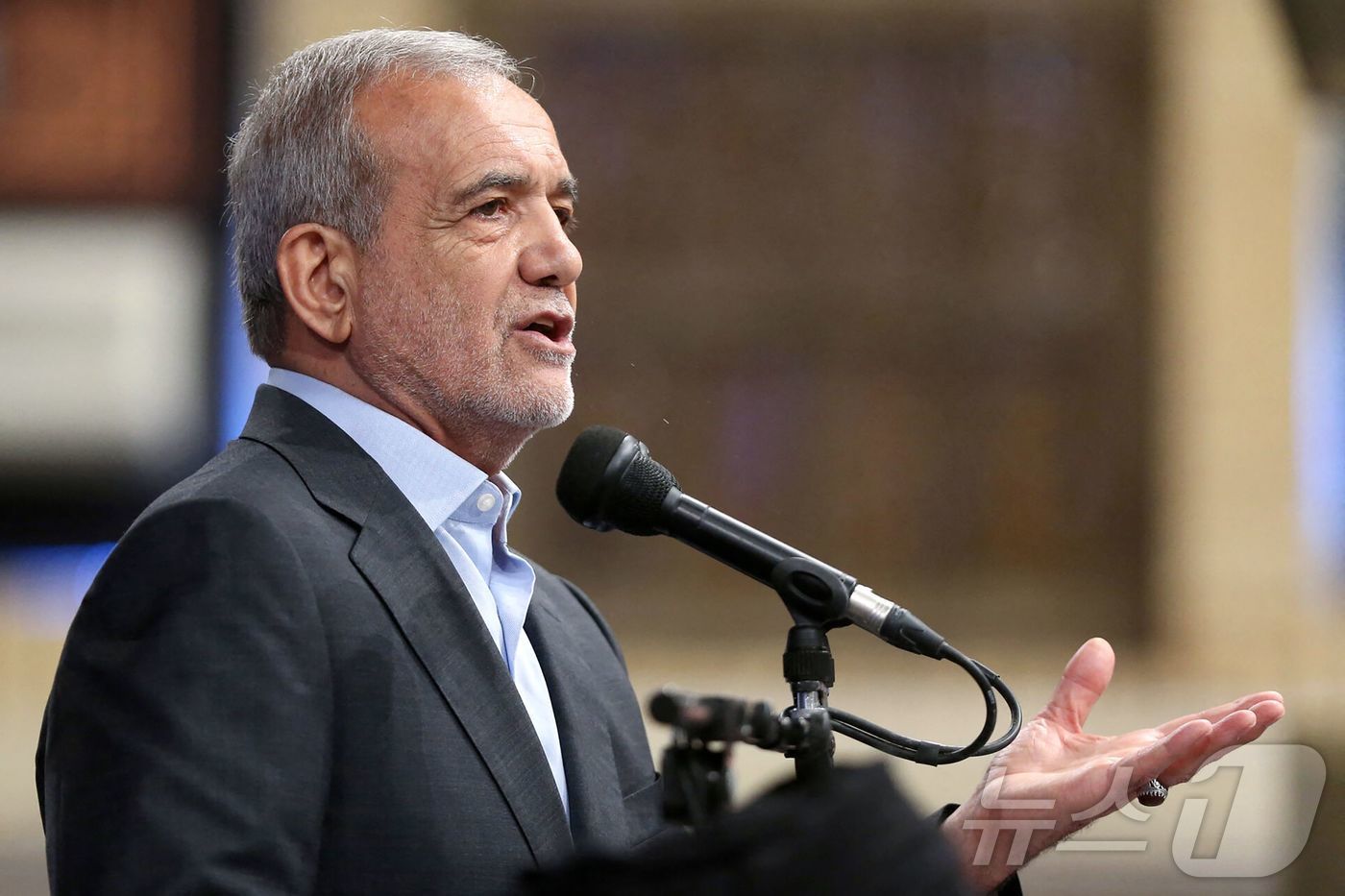 본문 이미지 - 마수드 페제시키안 이란 대통령 당선인이 지난해 7월 28일 &#40;현지시간&#41; 테헤란에서 아야톨라 세예드 알리 하메네이 최고 지도자에게 승인장을 받은 뒤 연설을 하고 있다. 2024.07.29 ⓒ AFP=뉴스1 ⓒ News1 우동명 기자