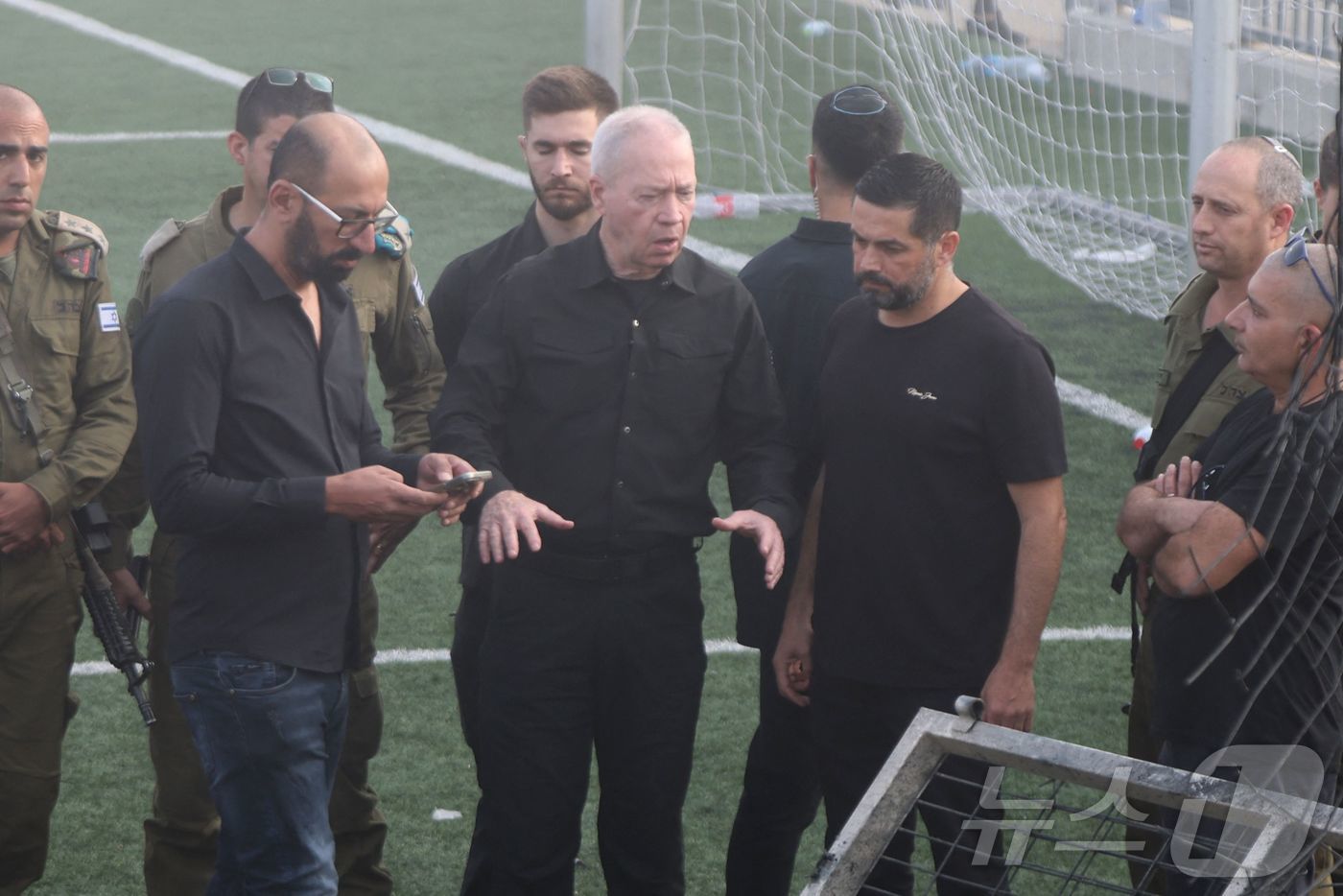 (마즈달 샴스 AFP=뉴스1) 김종훈 기자 = 28일(현지시간) 요아브 갈란트 이스라엘 국방부 장관이 레바논으로부터 공격을 받은 것으로 알려진 마즈달 샴스 지역을 방문한 모습. 이 …