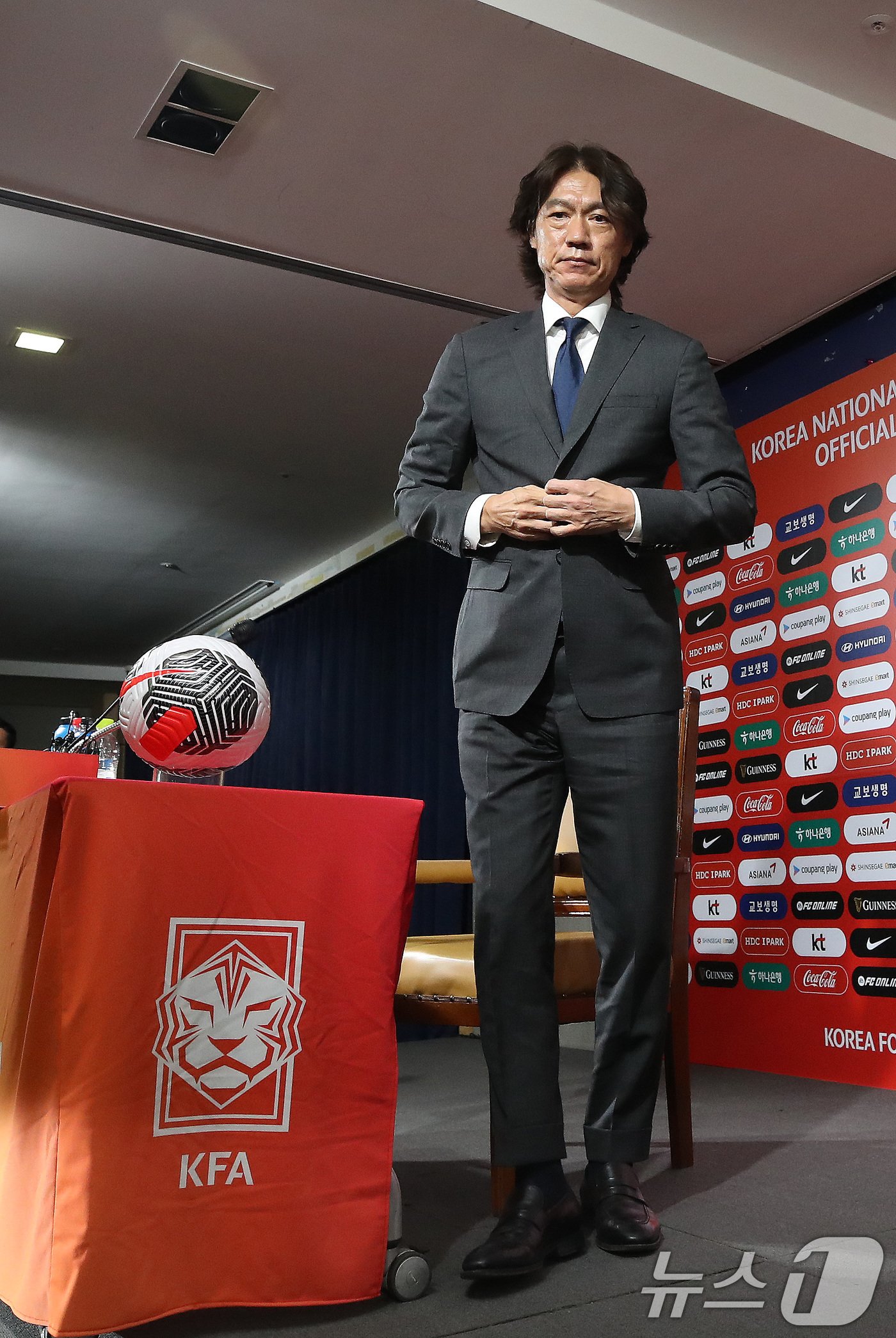 본문 이미지 - 홍명보 대한민국 축구 국가대표팀 감독이 29일 오전 서울 종로구 신문로 축구회관에서 열린 취임 기자회견을 마치고 이동하고 있다. 2024.7.29/뉴스1 ⓒ News1 임세영 기자