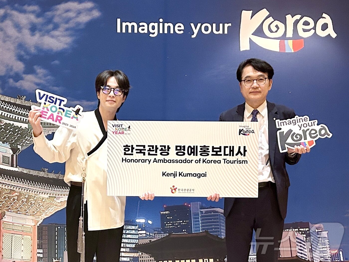 본문 이미지 - 한국관광 명예 홍보대사로 위촉된 켄지 쿠마가이&#40;왼쪽&#41;와 유진호 공사 관광콘텐츠전략본부장.&#40;한국관광공사 제공&#41;