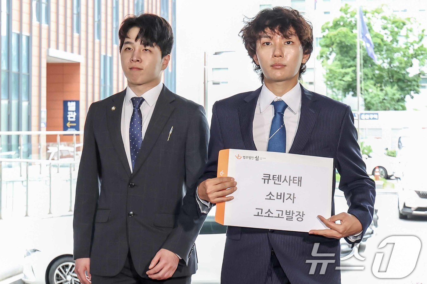 본문 이미지 - 티몬·위메프 등 큐텐 계열 플랫폼 사태 피해자들 측 법률대리인 심준섭(왼쪽)·심규덕 변호사가 29일 오후 서울 강남경찰서에 도착해 큐텐을 상대로 사기 및 횡령 혐의 고발장을 접수하기 위해 민원실로 향하고 있다. 2024.7.29/뉴스1 ⓒ News1 민경석 기자