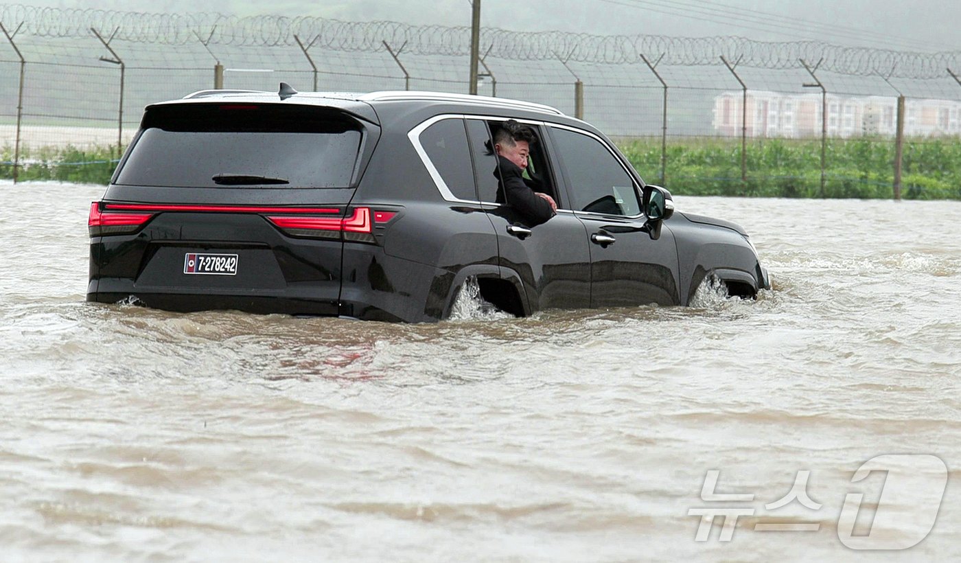 본문 이미지 - (평양 노동신문=뉴스1) = 북한 김정은 노동당 총비서가 지난 7월 평안북도 신의주시와 의주군의 큰물(홍수) 피해 현장을 찾은 모습. [국내에서만 사용가능. 재배포 금지. DB 금지. For Use Only in the Republic of Korea. Redistribution Prohibited] rodongphoto@news1.kr