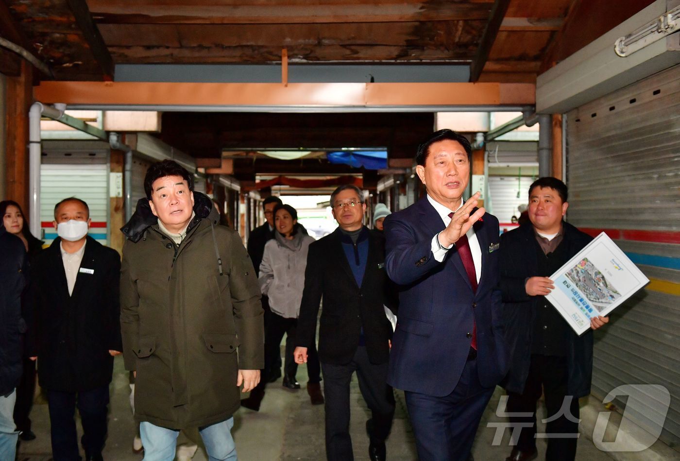 본문 이미지 - 지난해 12월 백종원 더본코리아 대표가 김한종 전남 장성군수와 1964년 개장한 장성 전통시장인 황룡전통시장을 둘러보고 있다.&#40;장성군 제공&#41;2024.7.29./뉴스1