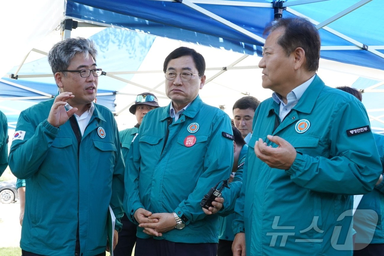  임상섭 산림청장&#40;왼쪽&#41;이 29일 이상민 행정안전부 장관&#40;오른쪽&#41;, 주낙영 경주시장&#40;가운데&#41;과 함께 경주 토함산 땅밀림 현장에서 합동점검을 하고 있다.&#40;산림청 제공&#41;/뉴스1