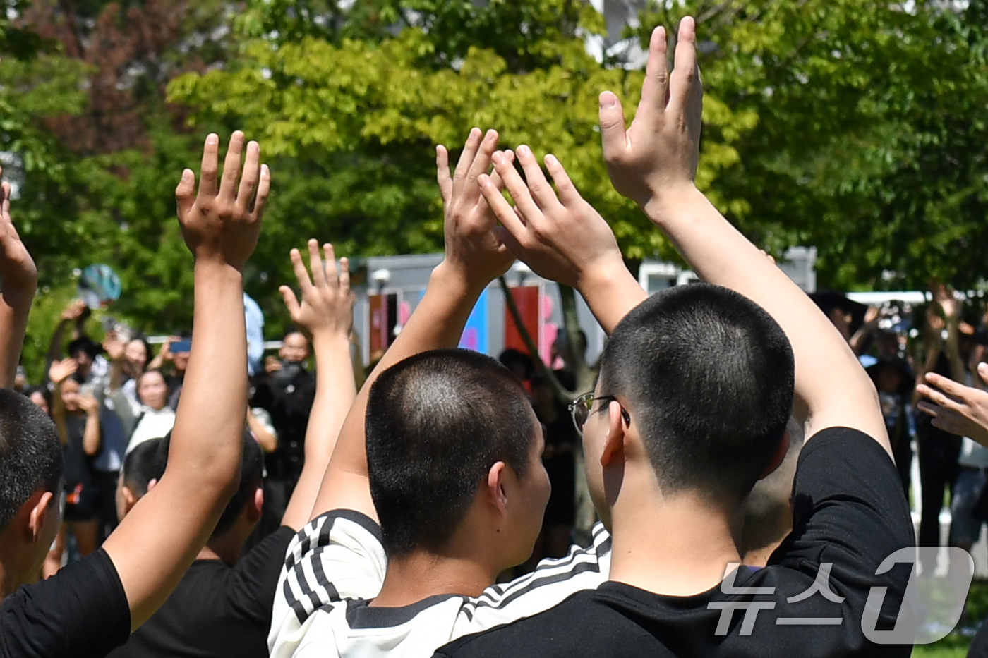 (포항=뉴스1) 최창호 기자 = 29일 오후 경북 포항시 해병대 교육훈련단에서 열린 신병 1308기 입영행사에서 신병들이 가족들과 인사를 나누고 있다.해병대교육훈련단은 이날 포항시 …