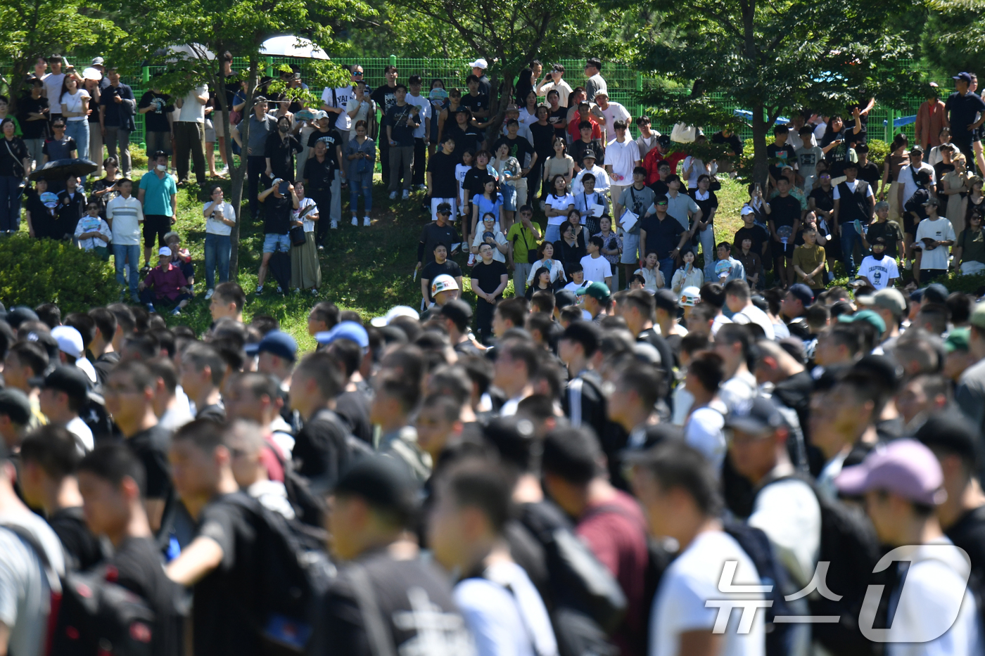 (포항=뉴스1) 최창호 기자 = 29일 오후 경북 포항시 해병대 교육훈련단에서 열린 신병 1308기 입영행사에서 가족들이 신병들의 모습을 지켜보고 있다.해병대교육훈련단은 이날 포항 …