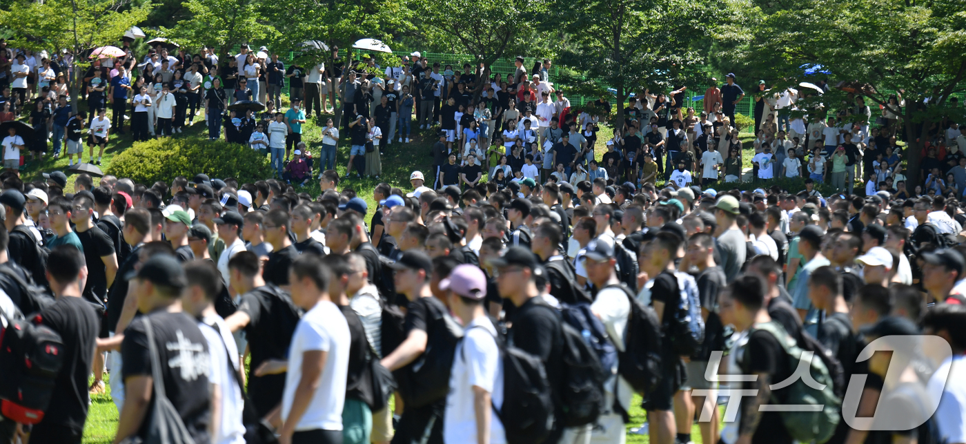 (포항=뉴스1) 최창호 기자 = 29일 오후 경북 포항시 해병대 교육훈련단에서 열린 신병 1308기 입영행사에서 가족들이 신병들의 모습을 지켜보고 있다.해병대교육훈련단은 이날 포항 …