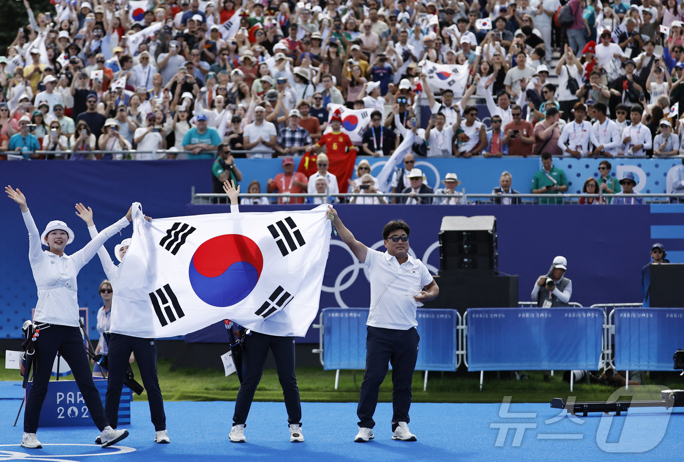 (파리 로이터=뉴스1) 김종훈 기자 = 28일(현지시간) 대한민국 양궁대표팀 임시현, 남수현, 전훈영 선수와 양창훈 감독이 프랑스 파리 레쟁발리드에서 열린 2024 파리올림픽 양궁 …