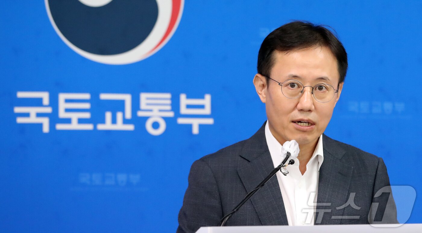 본문 이미지 - 이기봉 국토교통부 주거복지정책관이 29일 세종시 정부세종청사 브리핑실에서 저출생 대책 인구비상대책회의 내용을 설명하고 있다.2024.7.29 ⓒ 뉴스1 김기남 기자