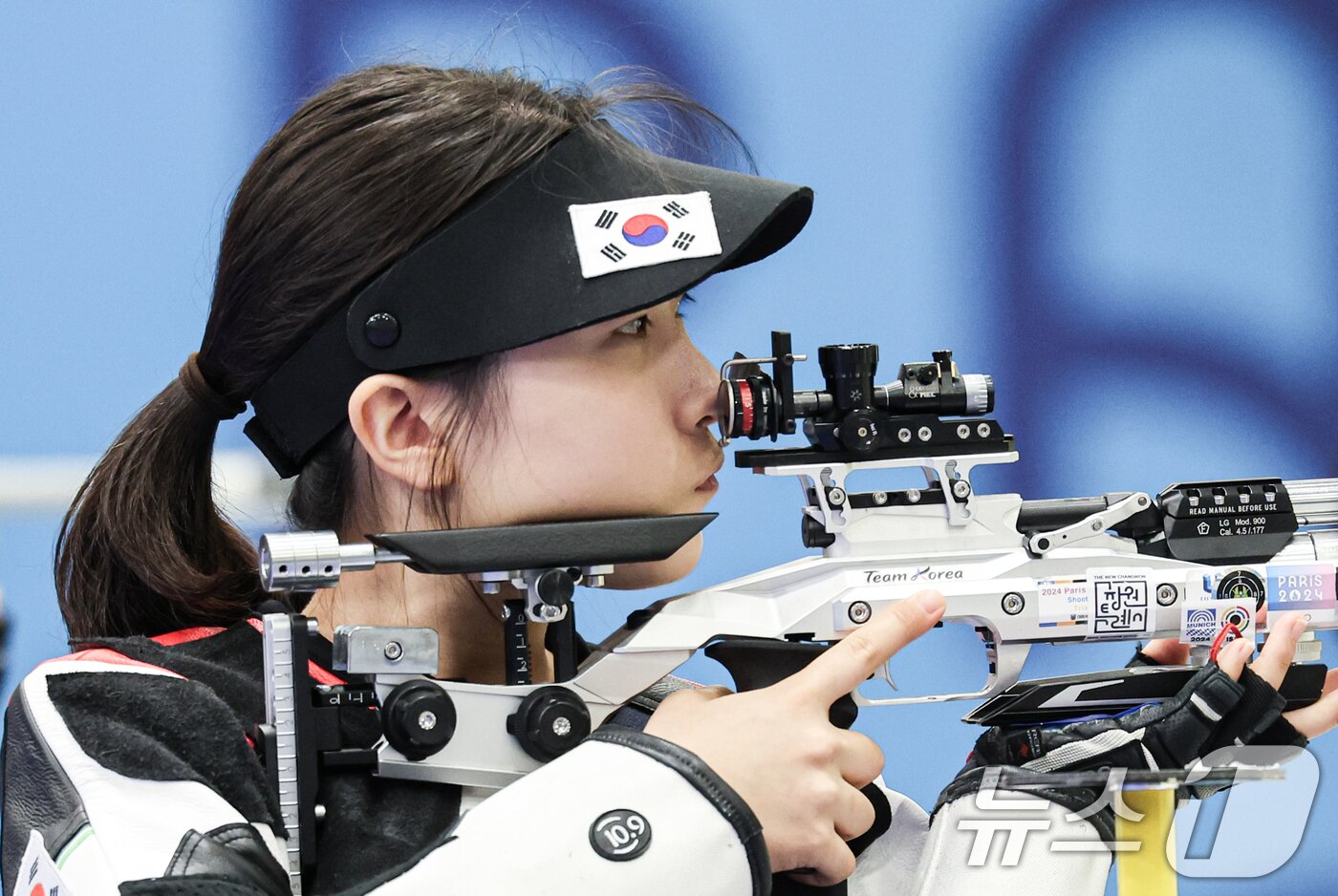 본문 이미지 - 대한민국 사격 대표팀 반효진이 29일(한국시간) 프랑스 샤토루 슈팅 센터에서 열린 2024 파리올림픽 사격 공기소총 10m 여자 결선에 앞서 연습을 하고 있다. 2024.7.29/뉴스1 ⓒ News1 이동해 기자