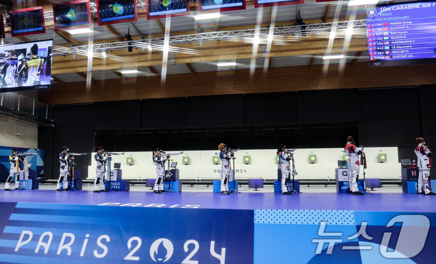 본문 이미지 - 다한민국 사격 대표팀 반효진(왼쪽 네 번째)이 29일(한국시간) 프랑스 샤토루 슈팅 센터에서 열린 2024 파리올림픽 사격 공기소총 10m 여자 결선에서 사격을 하고 있다. 2024.7.29/뉴스1 ⓒ News1 이동해 기자
