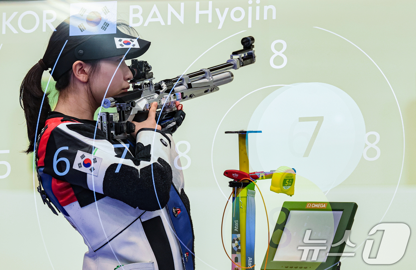 (샤토루(프랑스)=뉴스1) 이동해 기자 = 대한민국 사격 대표팀 반효진이 29일(한국시간) 프랑스 샤토루 슈팅 센터에서 열린 2024 파리올림픽 사격 공기소총 10m 여자 결선에서 …