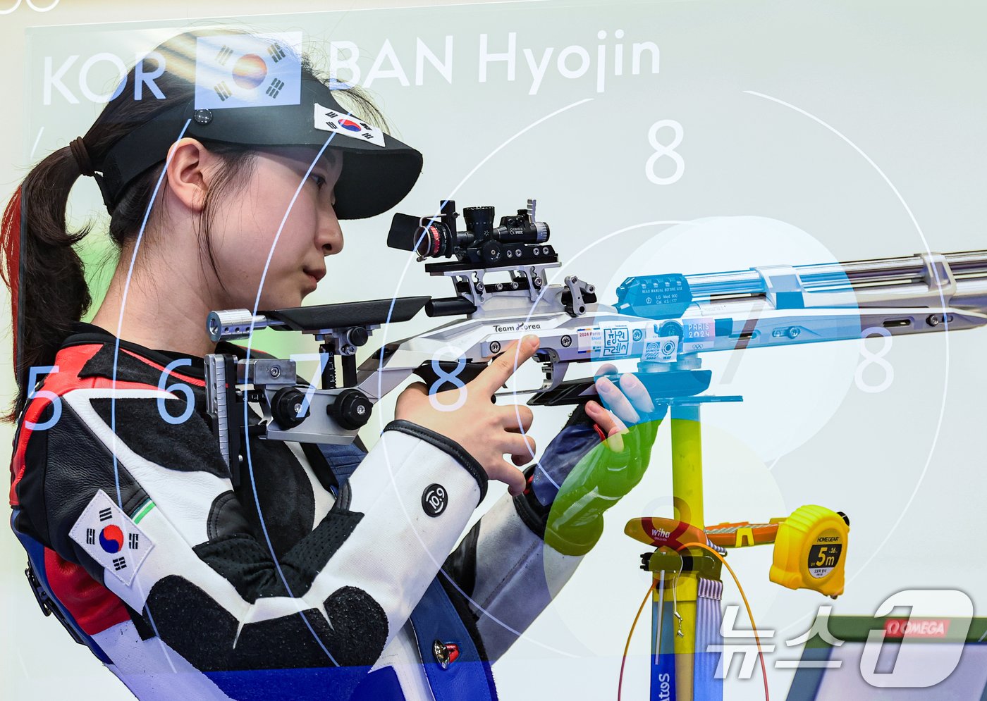 본문 이미지 - 대한민국 사격 대표팀 반효진이 29일&#40;한국시간&#41; 프랑스 샤토루 슈팅 센터에서 열린 2024 파리올림픽 사격 공기소총 10m 여자 결선에서 사격을 하고 있다. &#40;다중노출&#41; 2024.7.29/뉴스1 ⓒ News1 이동해 기자