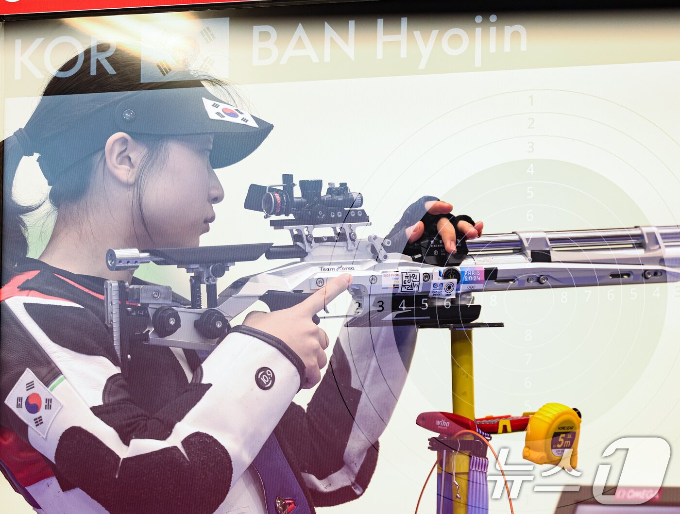 본문 이미지 - 대한민국 사격 대표팀 반효진이 29일(한국시간) 프랑스 샤토루 슈팅 센터에서 열린 2024 파리올림픽 사격 공기소총 10m 여자 결선에서 사격을 하고 있다. (다중노출) 2024.7.29/뉴스1 ⓒ News1 이동해 기자