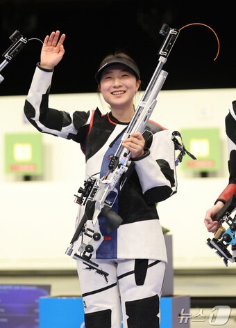 본문 이미지 - 2024 파리 올림픽에 출전하는 한국 선수단 최연소 선수인 반효진(대구체고)이 10m 공기 소총에서 금빛 총성을 울리며 '제2의 여고생 신화'를 썼다. 반효진은 29일(현지시간) 프랑스 샤토루 슈팅 센터에서 열린 사격 10m 공기 소총 결선에서 금메달을 목에 걸었다. 이번 대회 사격 4번째 메달이다.2024.7.29/뉴스1 ⓒ News1 이동해 기자