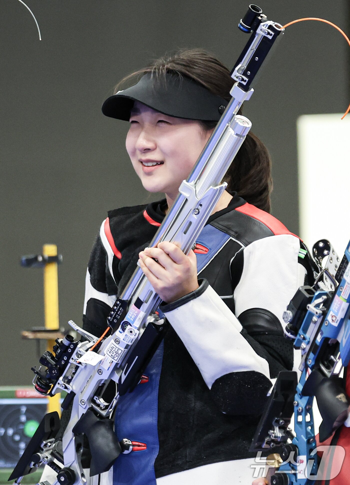 본문 이미지 - 대한민국 사격 대표팀 반효진이 29일(한국시간) 프랑스 샤토루 슈팅 센터에서 열린 2024 파리올림픽 사격 공기소총 10m 여자 결선에서 금메달을 확정지은 후 기뻐하고 있다. 2024.7.29/뉴스1 ⓒ News1 이동해 기자