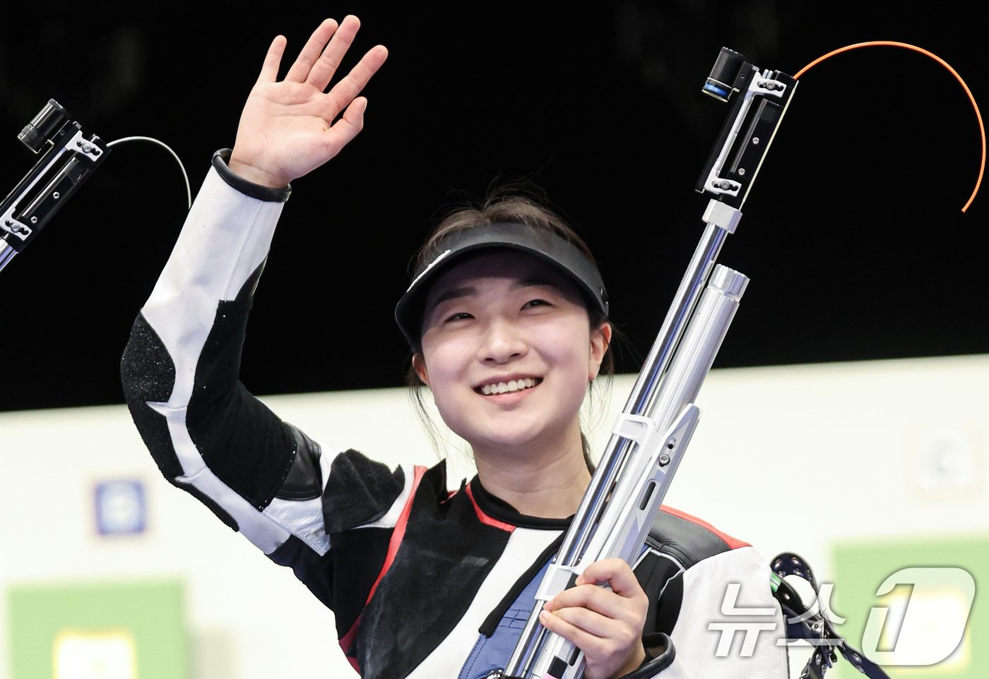 본문 이미지 - 대한민국 사격 대표팀 반효진이 29일&#40;한국시간&#41; 프랑스 샤토루 슈팅 센터에서 열린 2024 파리올림픽 사격 공기소총 10m 여자 결선에서 금메달을 확정지은 후 기뻐하고 있다. 2024.7.29/뉴스1 ⓒ News1 이동해 기자