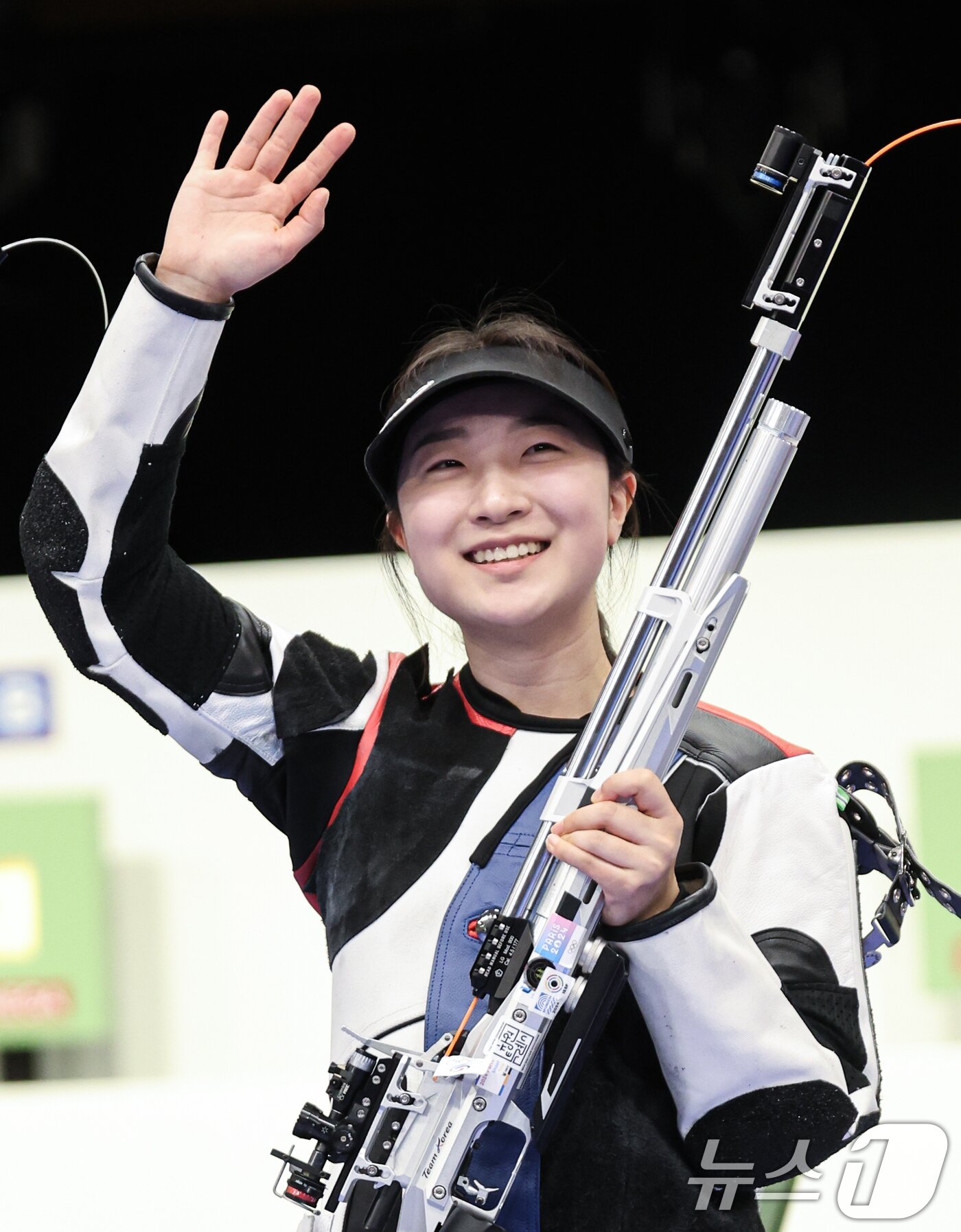 본문 이미지 - 대한민국 사격 대표팀 반효진이 29일(한국시간) 프랑스  샤토루 슈팅 센터에서 열린 2024 파리올림픽 사격 공기소총 10m 여자 결선에서 금메달을 확정지은 후 기뻐하고 있다. 2024.7.29/뉴스1 ⓒ News1 이동해 기자