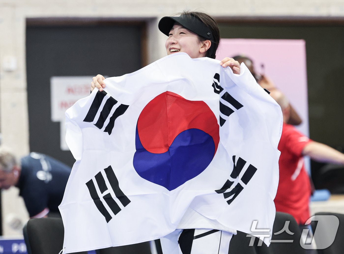 대한민국 사격 대표팀 반효진이 29일&#40;한국시간&#41; 프랑스 샤토루 슈팅 센터에서 열린 2024 파리올림픽 사격 공기소총 10m 여자 결선에서 금메달을 확정지은 후 태극기를 들고 있다. 2024.7.29/뉴스1 ⓒ News1 이동해 기자