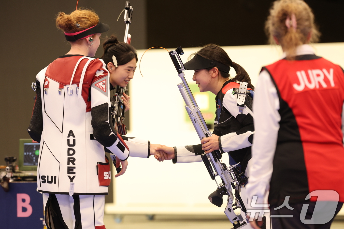 (샤토루(프랑스)=뉴스1) 이동해 기자 = 대한민국 사격 대표팀 반효진이 29일(한국시간) 프랑스 샤토루 슈팅 센터에서 열린 2024 파리올림픽 사격 공기소총 10m 여자 결선에서 …