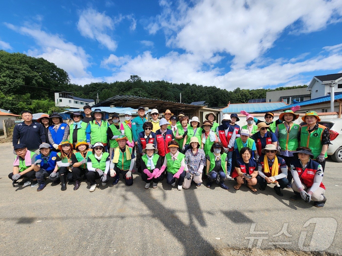 관저2동 자생단체 관계자 등이 대전 서구 용촌동 정뱅이마을에서 수해 복구 봉사활동 기념촬영을 하고 있다. &#40;관저2동 제공&#41; /뉴스1