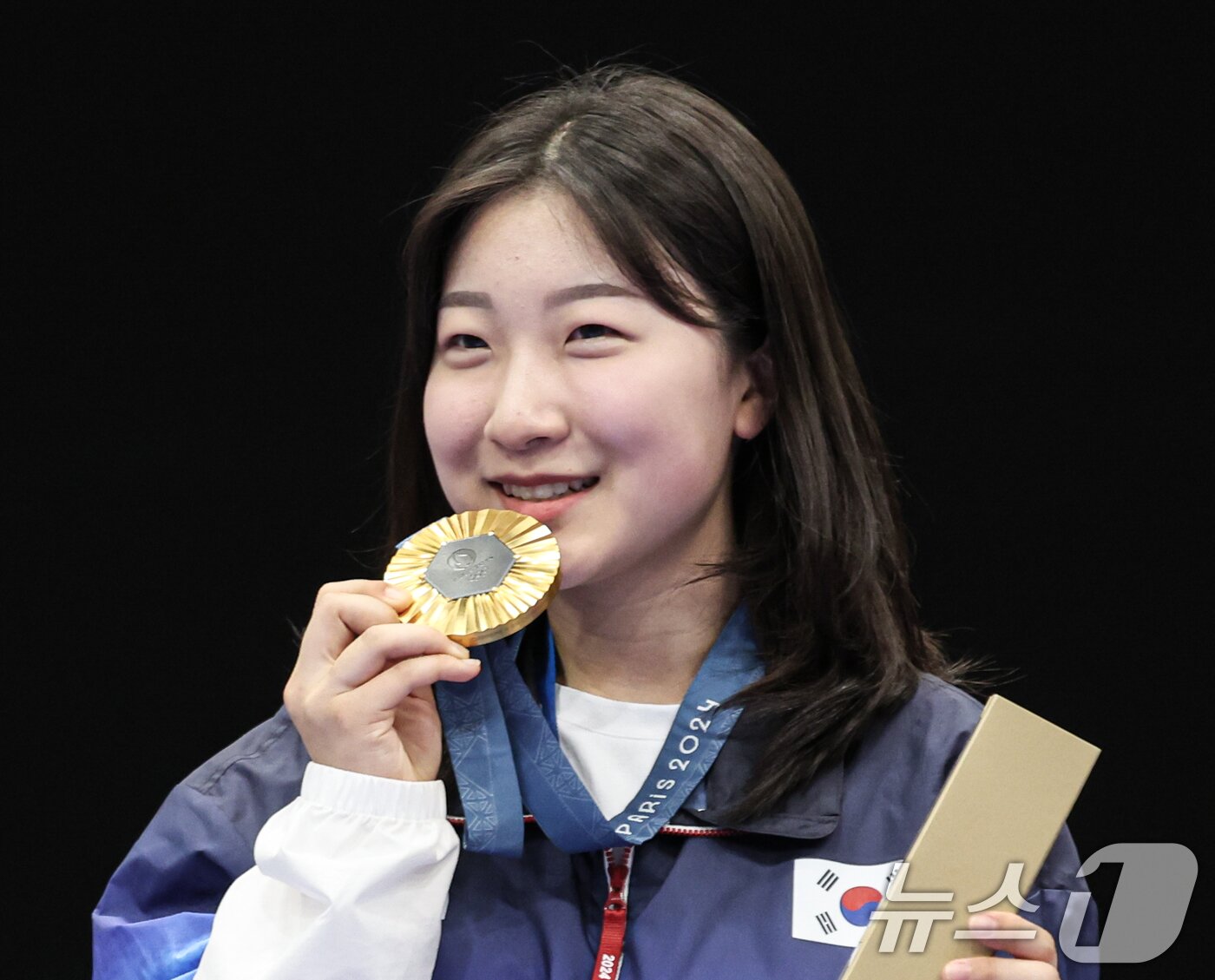 본문 이미지 - 대한민국 사격 대표팀 반효진이 29일(한국시간) 프랑스 샤토루 슈팅 센터에서 열린 2024 파리올림픽 사격 공기소총 10m 여자 시상식에서 금메달을 들고 포즈를 취하고 있다. 2024.7.29/뉴스1 ⓒ News1 이동해 기자