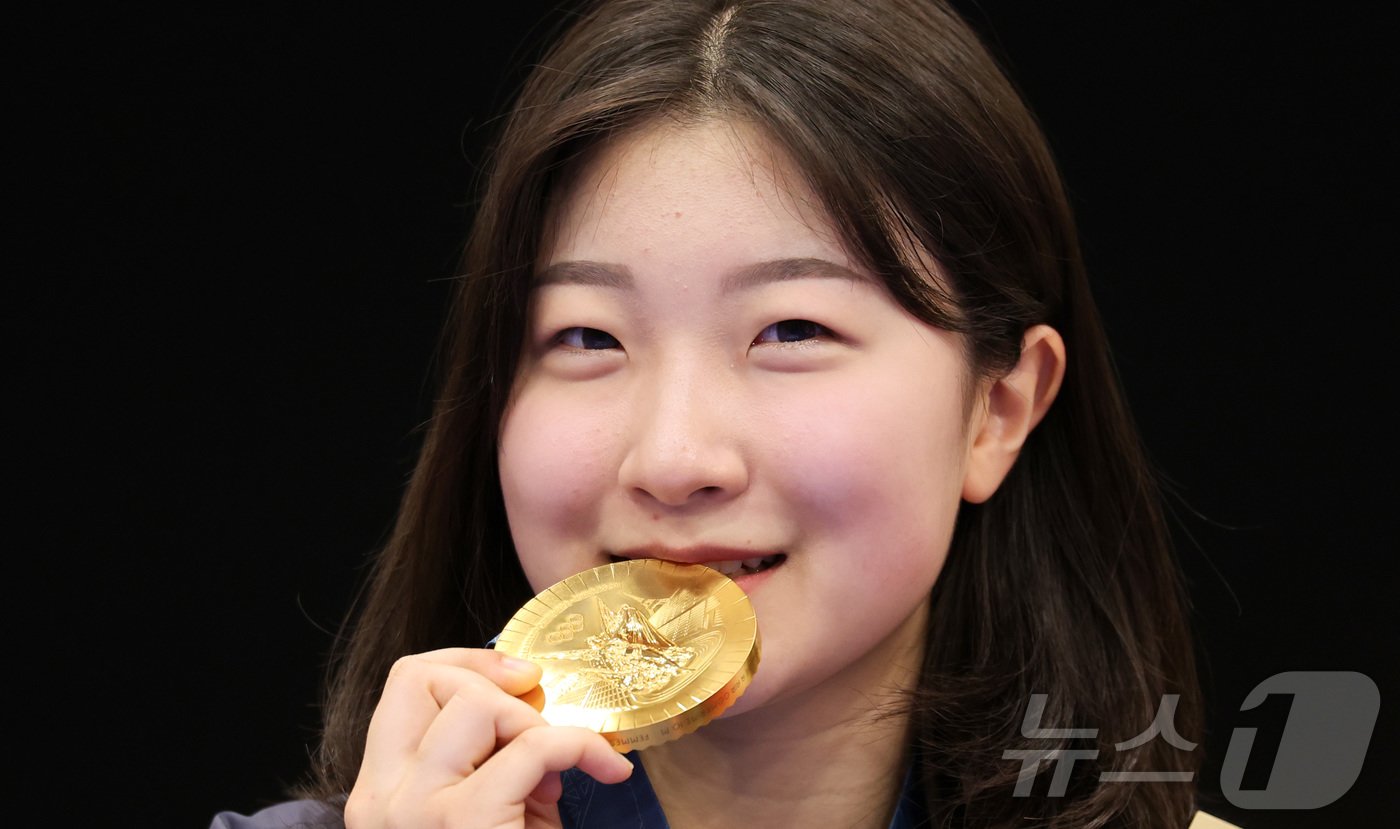 대한민국 사격 대표팀 반효진이 29일&#40;한국시간&#41; 프랑스 샤토루 슈팅 센터에서 열린 2024 파리올림픽 사격 공기소총 10m 여자 시상식에서 금메달을 깨물어보이고 있다. 2024.7.29/뉴스1 ⓒ News1 이동해 기자