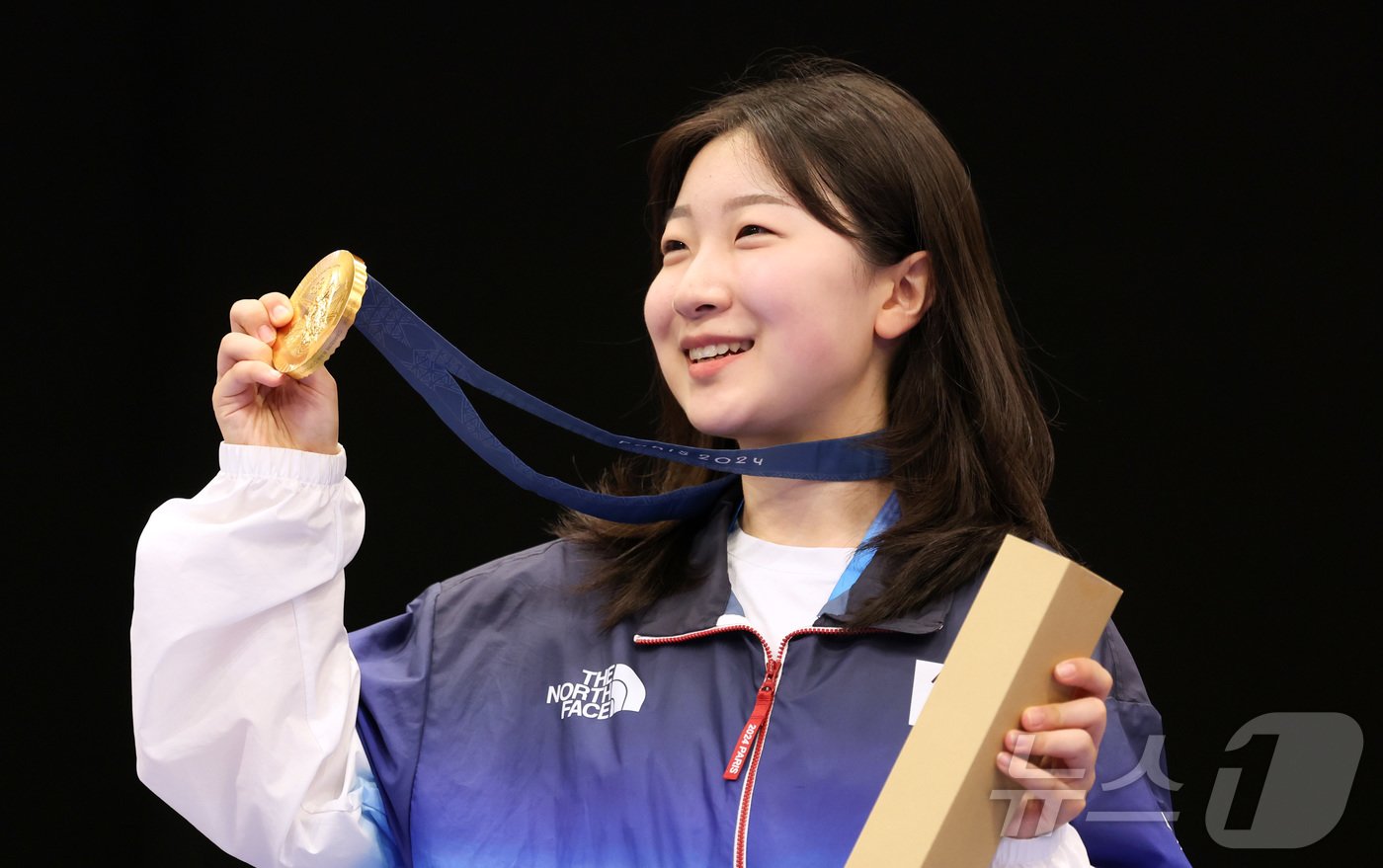 대한민국 사격 대표팀 반효진이 29일&#40;한국시간&#41; 프랑스 샤토루 슈팅 센터에서 열린 2024 파리올림픽 사격 공기소총 10m 여자 시상식에서 금메달을 들어보이고 있다. 2024.7.29/뉴스1 ⓒ News1 이동해 기자