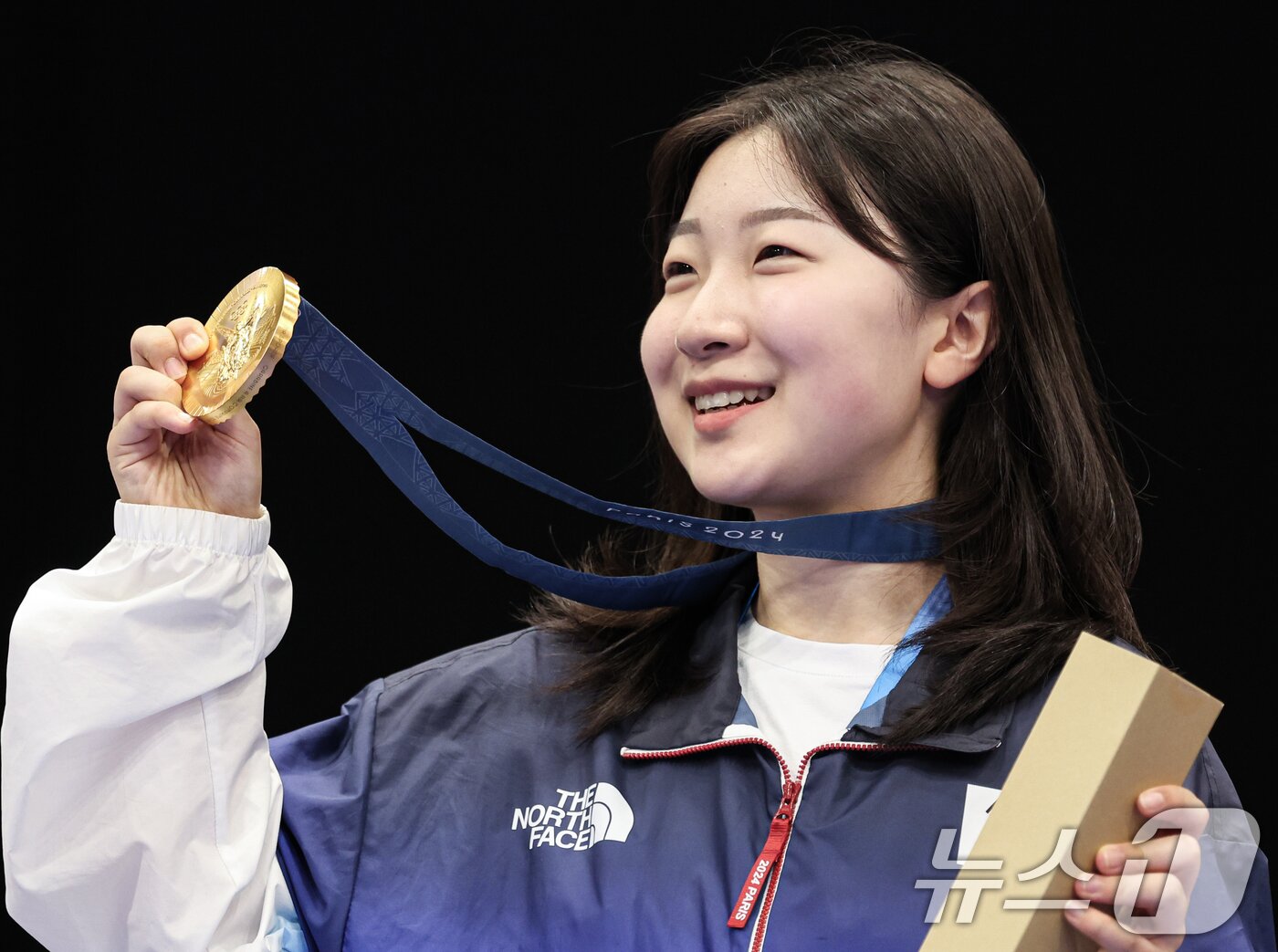 본문 이미지 - 대한민국 사격 대표팀 반효진이 29일&#40;한국시간&#41; 프랑스 샤토루 슈팅 센터에서 열린 2024 파리올림픽 사격 공기소총 10m 여자 시상식에서 금메달을 들어보이고 있다. 2024.7.29/뉴스1 ⓒ News1 이동해 기자